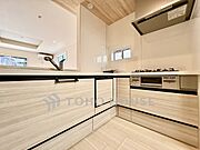毎日の料理が楽しくなる、使いやすいシステムキッチン。家事効率を高める設計です。
