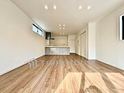 太陽光をたくさん感じながら、明るく豊かな暮らしを約束する住まい。四季の移ろいを感じながら、我が子の成長を見守る。そんな家がここに。