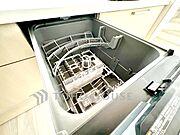 【キッチン】調理スペースもしっかり確保されており、日々のお料理も快適にこなせそうです。