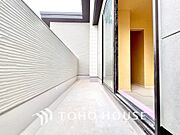 【Balcony】空を近くに感じる開放的な空間。陽当たりも良く、洗濯物も気持ちよく乾きます。日常に少しの余白を。