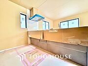 【Kitchen】音や香りがリビングへと広がる心地よさ。家族との距離が近い対面キッチン。自然と人が集まる空間です。
