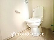 【Toilet Room】落ち着いた色合いが心を整える。お手入れのしやすい設計で、清潔に保てます。機能性と清潔感を兼ね備えています。