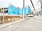 【Front road】前面道路のゆとりが感じられる住環境。車の出入りもしやすく、安心感のある街並みです。