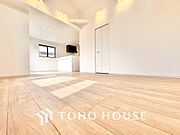 【Living Room】ダウンライトに照らされる静かな夜。テーブルを囲む時間が、何気ない幸せに変わる。生活動線もスムーズな空間です。