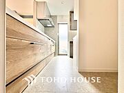 【Kitchen】やわらかな光に包まれる調理時間。対面式で、料理をしながら自然と会話が生まれる空間。暮らしの中心になる場所です。