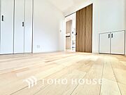 【Private Room】やわらかな光が差し込む朝。書斎にも、子ども部屋にも使える柔軟な設計。暮らしに合わせて変化できる一室です。