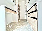 【Kitchen】音や香りがリビングへと広がる心地よさ。家族との距離が近い対面キッチン。自然と人が集まる空間です。