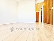 【Bedroom】深呼吸したくなる静けさ。家具配置を想定しやすい整った形状。落ち着きある毎日を支える空間です。