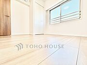 【Private Room】やわらかな光が差し込む朝。書斎にも、子ども部屋にも使える柔軟な設計。暮らしに合わせて変化できる一室です。