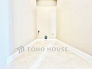 【Toilet Room】落ち着いた色合いが心を整える。お手入れのしやすい設計で、清潔に保てます。機能性と清潔感を兼ね備えています。