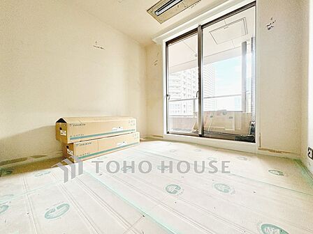 【Kitchen】湯気が立ちのぼるたび、会話が弾む。リビングを見渡せる配置で、家族の気配を感じながら料理ができます。日常をやさしく支える空間です。