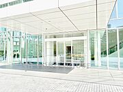 【エントランス】住まう方や訪れる人を優しく迎えてくれるエントランス。マンションの顔となる落ち着いた空間です。