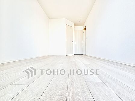 【Bedroom】深呼吸したくなる静けさ。家具配置を想定しやすい整った形状。落ち着きある毎日を支える空間です。