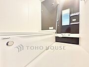 【Bathroom】一日の疲れをゆっくりと癒す空間。足を伸ばして入れる浴槽で、心までほどける時間を。