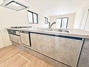 【Kitchen】無駄のない動線が、毎日の家事を軽やかに。作業スペースもしっかり確保された設計。心地よく整うキッチンです