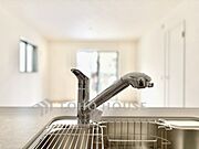 【Kitchen】音や香りがリビングへと広がる心地よさ。家族との距離が近い対面キッチン。自然と人が集まる空間です。