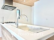 【Kitchen】無駄のない動線が、毎日の家事を軽やかに。作業スペースもしっかり確保された設計。心地よく整うキッチンです