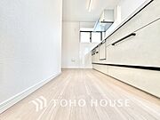 【Kitchen】湯気が立ちのぼるたび、会話が弾む。リビングを見渡せる配置で、家族の気配を感じながら料理ができます。日常をやさしく支える空間です。