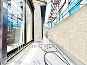 【建築途中】住まいに開放感をもたらすバルコニー。完成後のゆとりある空間が想像できます。