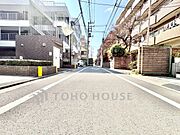 【前面道路】前面道路は見通しが良く、落ち着いた雰囲気の住環境が広がります。