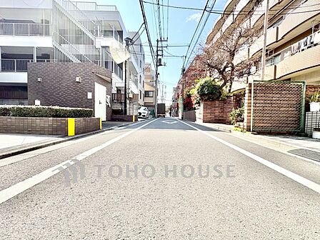 【前面道路】前面道路は見通しが良く、落ち着いた雰囲気の住環境が広がります。