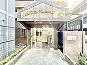 【エントランス】住まう方や訪れる人を優しく迎えてくれるエントランス。マンションの顔となる落ち着いた空間です。