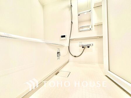 【Bathroom】一日の疲れをゆっくりと癒す空間。足を伸ばして入れる浴槽で、心までほどける時間を。