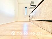 【Kitchen】やわらかな光に包まれる調理時間。対面式で、料理をしながら自然と会話が生まれる空間。暮らしの中心になる場所です。