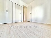 【Private Room】一日の終わりをやさしく包み込む空間。ベッドやデスクを配置してもゆとりある広さ。自分だけの静かな時間をここで。