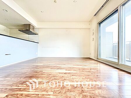 【Living Room】窓を開けると通り抜ける心地よい風。ソファを置いた先に広がる、家族のくつろぎ時間。実際の開放感は現地でぜひ。