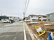 前面道路はゆとりがあり、車のすれ違いもスムーズ。日々の運転も安心して行えます。