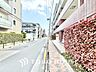 外観：【前面道路】前面道路は見通しが良く、落ち着いた雰囲気の住環境が広がります。