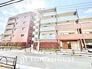 【外観】落ち着いた街並みに調和する外観。住まいとしての安心感を感じられる佇まいです。