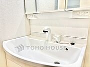 【洗面化粧台】朝の身支度もスムーズにこなせそうなスペースです。