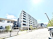 【外観】整った街並みに映える外観デザイン。住環境の良さを感じられる住まいです。