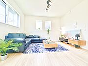 【リビング】開放感のあるリビングは、日常の心地よくしてくれます。