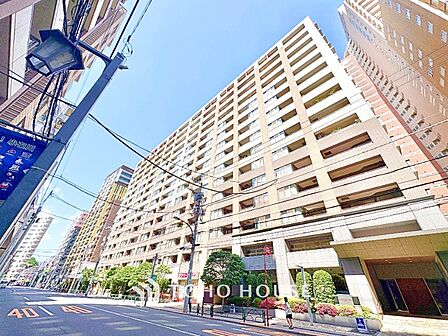 【Exterior】街並みに溶け込みながらも、確かな存在感。落ち着いた佇まいが、帰るたびに安心を与えてくれます。永く愛される外観デザインです。