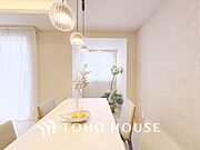 【LIVING】◆眩い◆光が燦々と入り、家族の笑顔を照らす。「いつまでも続いて」と願う夢のような毎日がここにある。