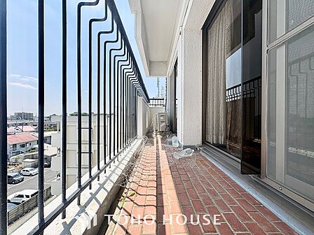 【BALCONY】◆BLUE SKY◆自然の心地よさに包まれる。大開口の外に広がるのは爽やかな青空。