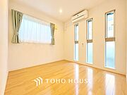 【居室】居住中物件のためAI加工で家具や荷物を消しております。
