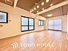 リビング/ダイニング：【LIVING】◆眩い◆光が燦々と入り、家族の笑顔を照らす。「いつまでも続いて」と願う夢のような毎日がここにある。