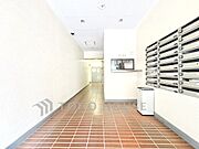 【ロビー】落ち着いた雰囲気に包まれたロビー空間。住まう方や訪れる人を優しく迎えてくれる共用スペースです。