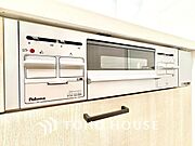 【Kitchen】音や香りがリビングへと広がる心地よさ。家族との距離が近い対面キッチン。自然と人が集まる空間です。
