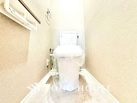 【Toilet Room】落ち着いた色合いが心を整える。お手入れのしやすい設計で、清潔に保てます。機能性と清潔感を兼ね備えています。