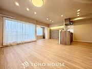【LIVING】◆陽光◆が差し込む。この開放的なLDKに家族の笑顔が集う。家族が一緒に過ごす空間は明るく、そして居心地よく。