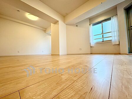 【Living Room】帰宅後、ほっと一息つける場所。家具配置により、暮らしのサイズ感もイメージしやすく。毎日を整えるリビングです。