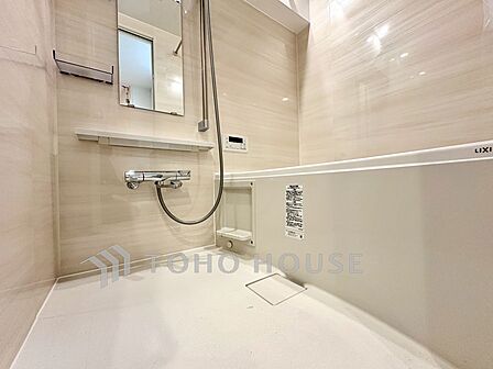 【Bathroom】一日の疲れをゆっくりと癒す空間。足を伸ばして入れる浴槽で、心までほどける時間を。