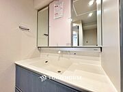 ◆色彩◆この空間に放たれた光は華美なまでに演出されたデザイン。流れる時をより芳醇なコーヒーの様な色彩奏でるアダージョ。そして情景豊かな作品のような暮らしがイメージできる。