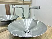 気持ちの良い朝をつくりだし、夕方には笑顔を取り戻させてくれるミラー。パウダールームはいつでも本来の自分を取り戻せる空間。明るく仕上げてあります。