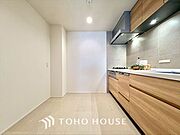 現在改装中◆ワクワク◆開放的で機能性も高いシステムキッチン。お子様は毎日のご飯にワクワク！